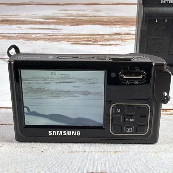 Samsung Digimax L70 7.1MP Digital Camera Black w/ Battery & Charger - Picture 5 of 6